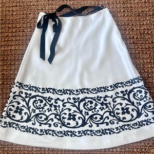 GORGEOUS White House Black Market Skirt Holiday Embroidered Size 0